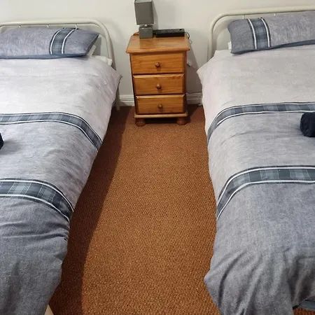 Semesterbostad 3-beds Sleep 7 With Garden & Private Parking