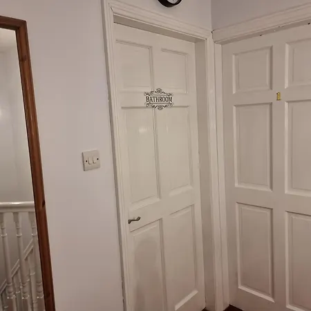3-Bedroom House Sleep 7 With Garden & Private Parking *