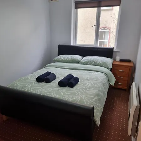3-Bedroom House Sleep 7 With Garden & Private Parking