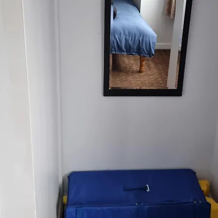 Semesterbostad 3-beds Sleep 7 With Garden & Private Parking *