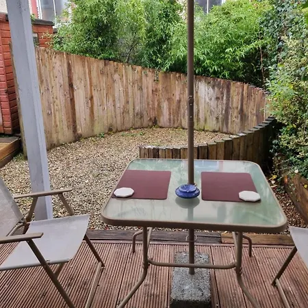 3-Bedroom House Sleep 7 With Garden & Private Parking *