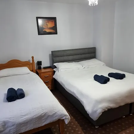 3-Bedroom House Sleep 7 With Garden & Private Parking