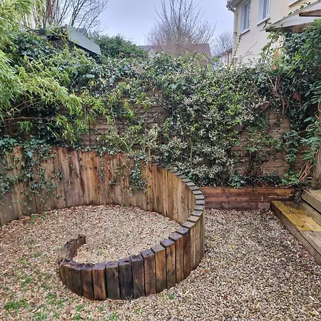 Semesterbostad 3-beds Sleep 7 With Garden & Private Parking